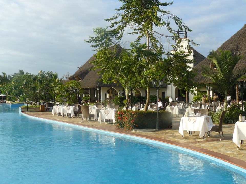 Oberer Pool mit Restaurant Sea Cliff Resort & Spa