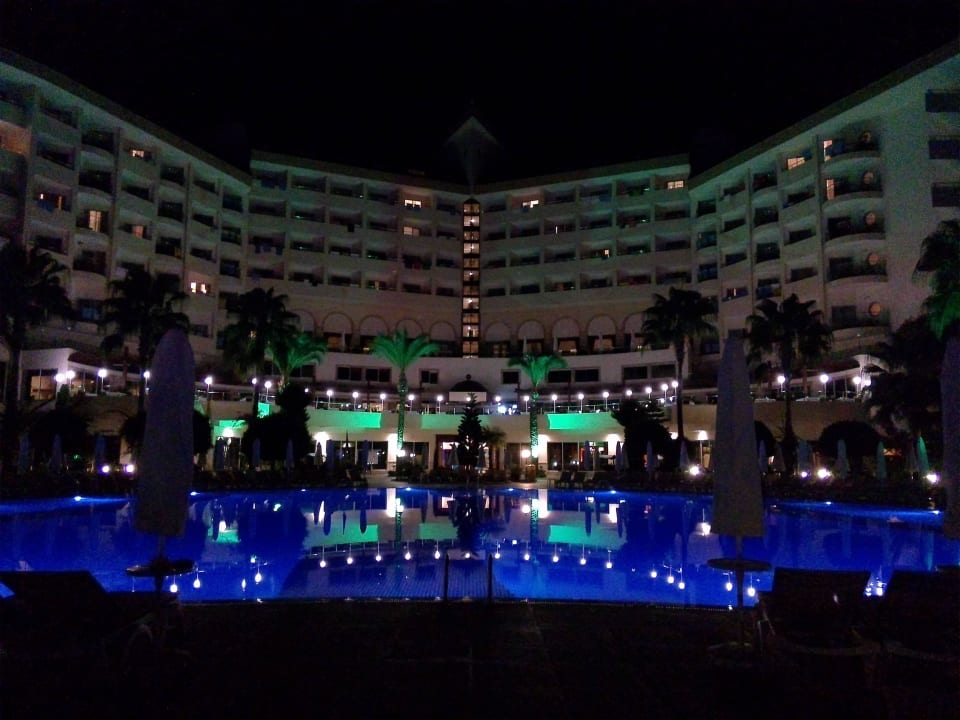 Hotel bei Nacht Saphir Resort & Spa