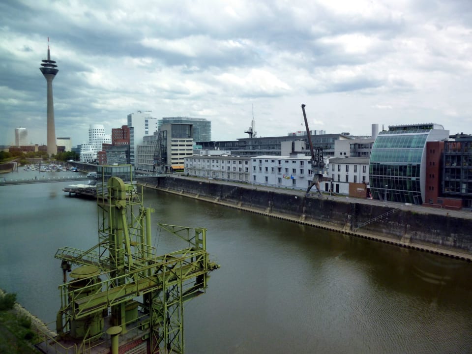 Blick aus dem Zimmer auf den Hafen Hotel Courtyard by Marriott Düsseldorf Hafen