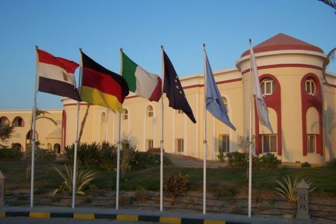 Flaggen vor dem Hotel Siva Golden Bay Makadi