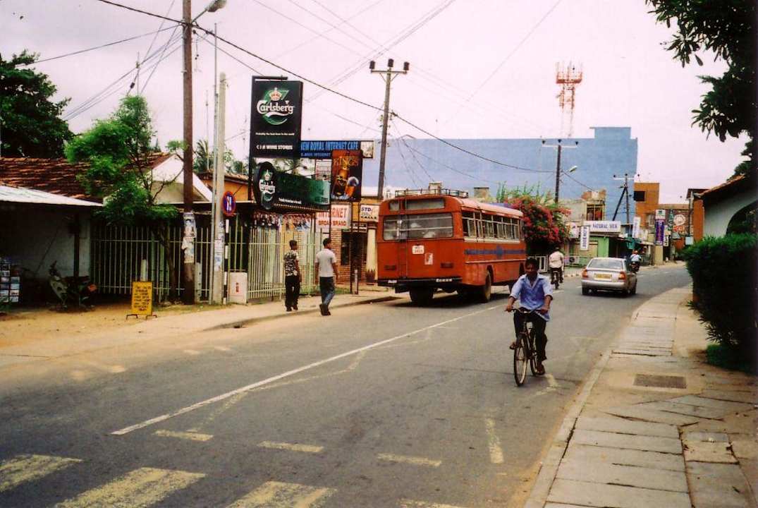 vor dem Blue Oceanic Hotel Jetwing Blue