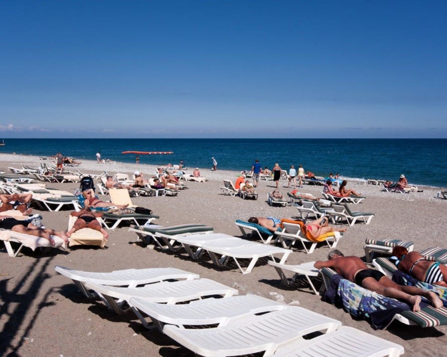 Belebter Strand, nur wenige Badende Limak Limra Hotel & Resort