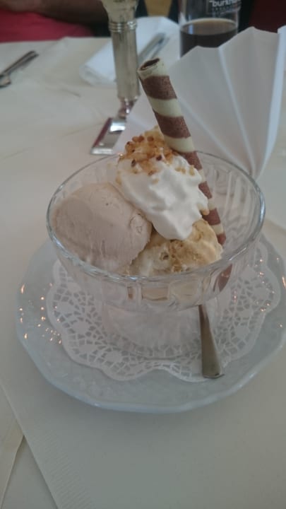 Lecker Nuss-Eisbecher Hotel Weisses Ross
