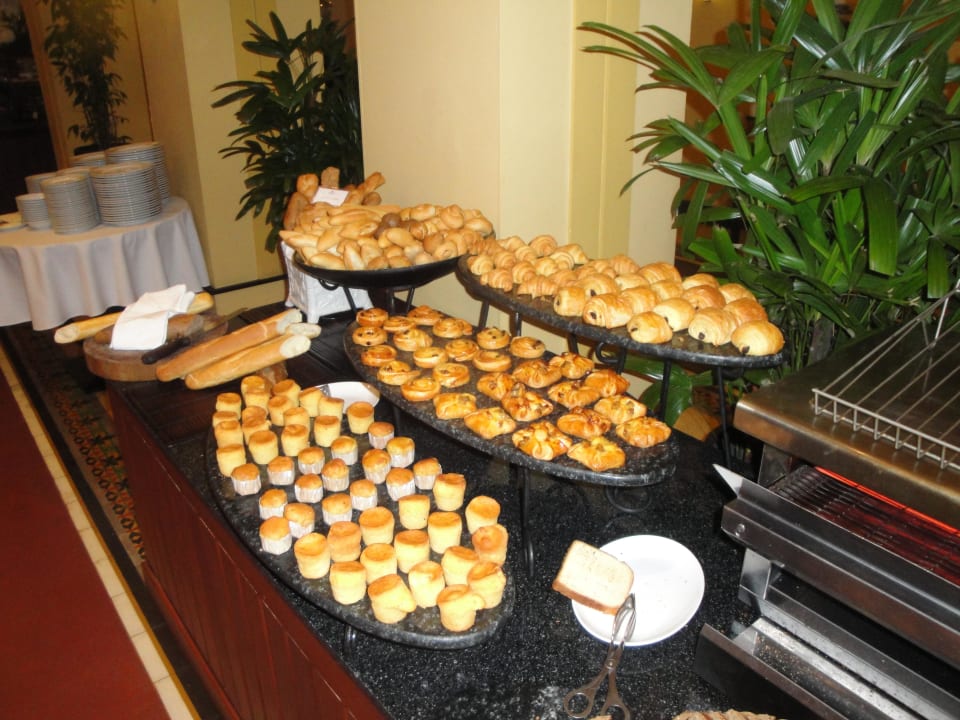 Beim Frühstücksbuffet Azerai La Residence, Hue
