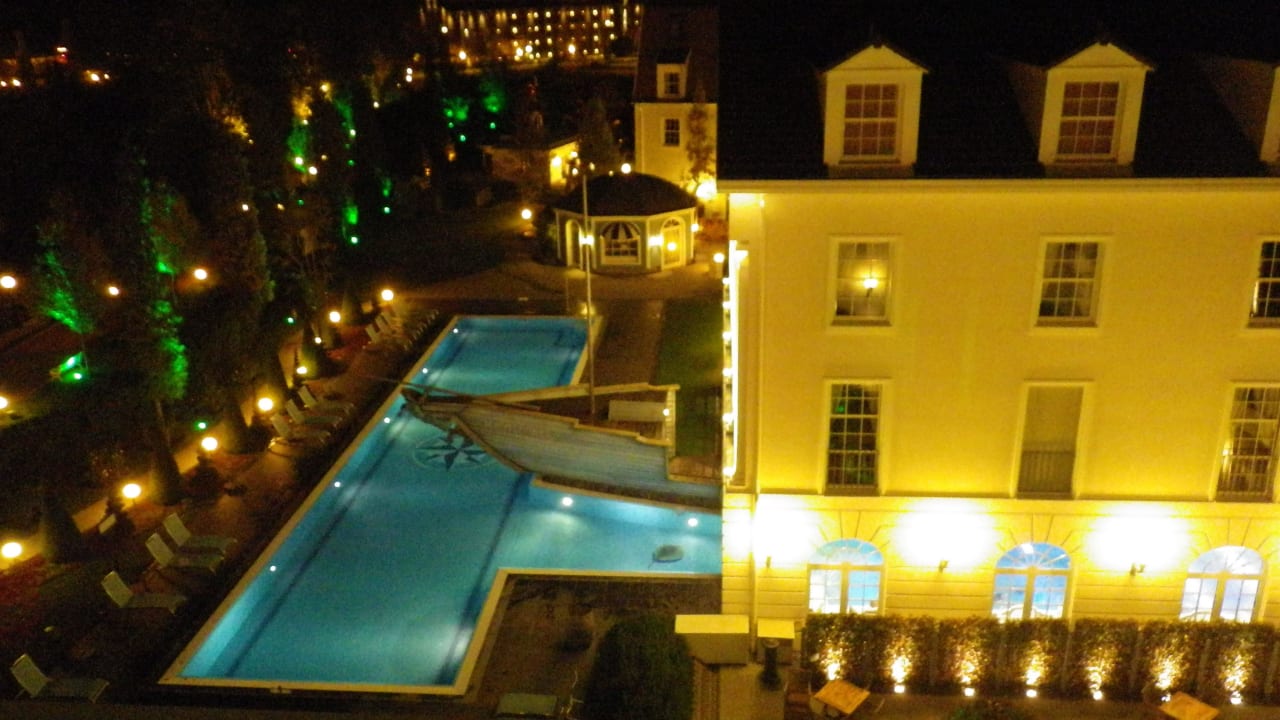 Blick auf den Pool und "Schiff" Mayflower Hotel Bell Rock Europa-Park