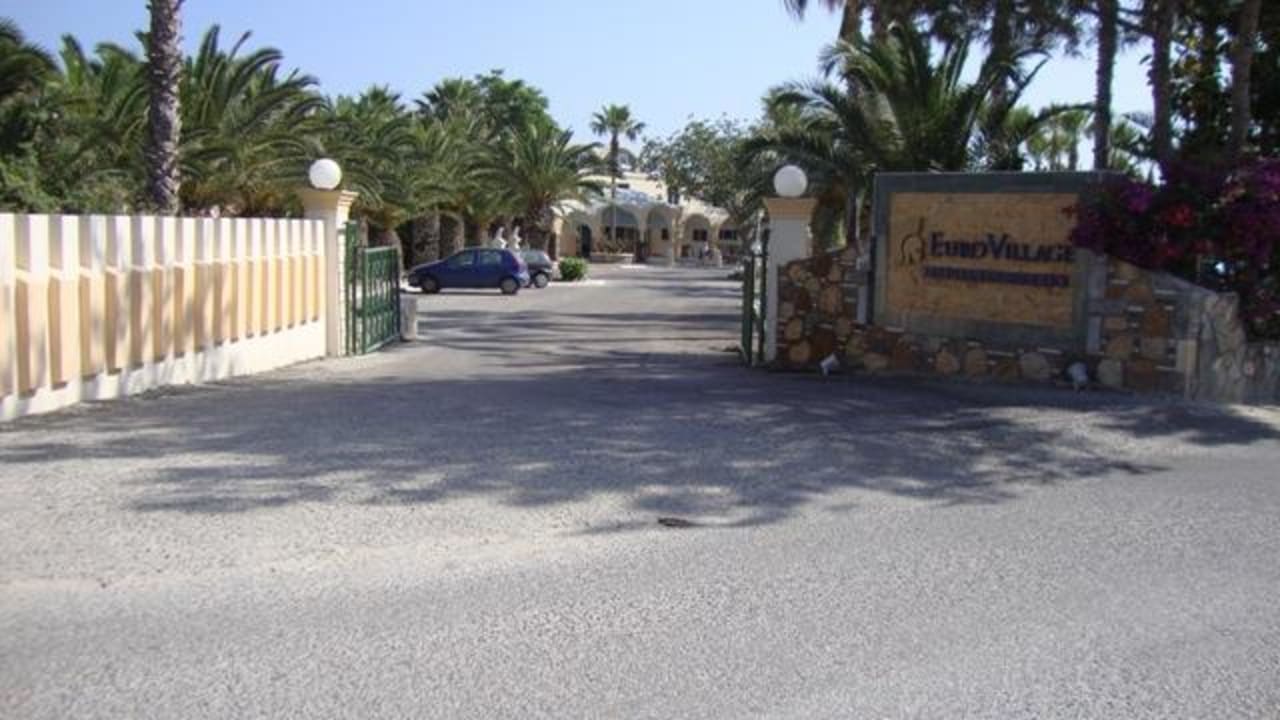 Die Einfahrt zum Hotel Euro Village Achilleas Hotel