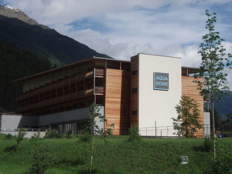 Aussenansicht bei der Garageneinfahrt AQUA DOME