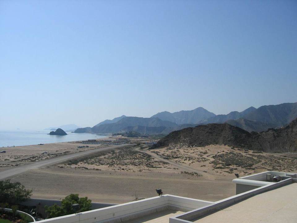 Blick vom Balkon auf das Meer und die Berge Hotel Le Meridien Al Aqah Beach Resort