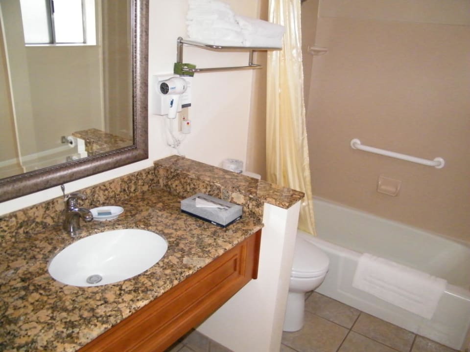 Blick auf Waschtisch Best Western Plus A Wayfarer's Inn & Suites