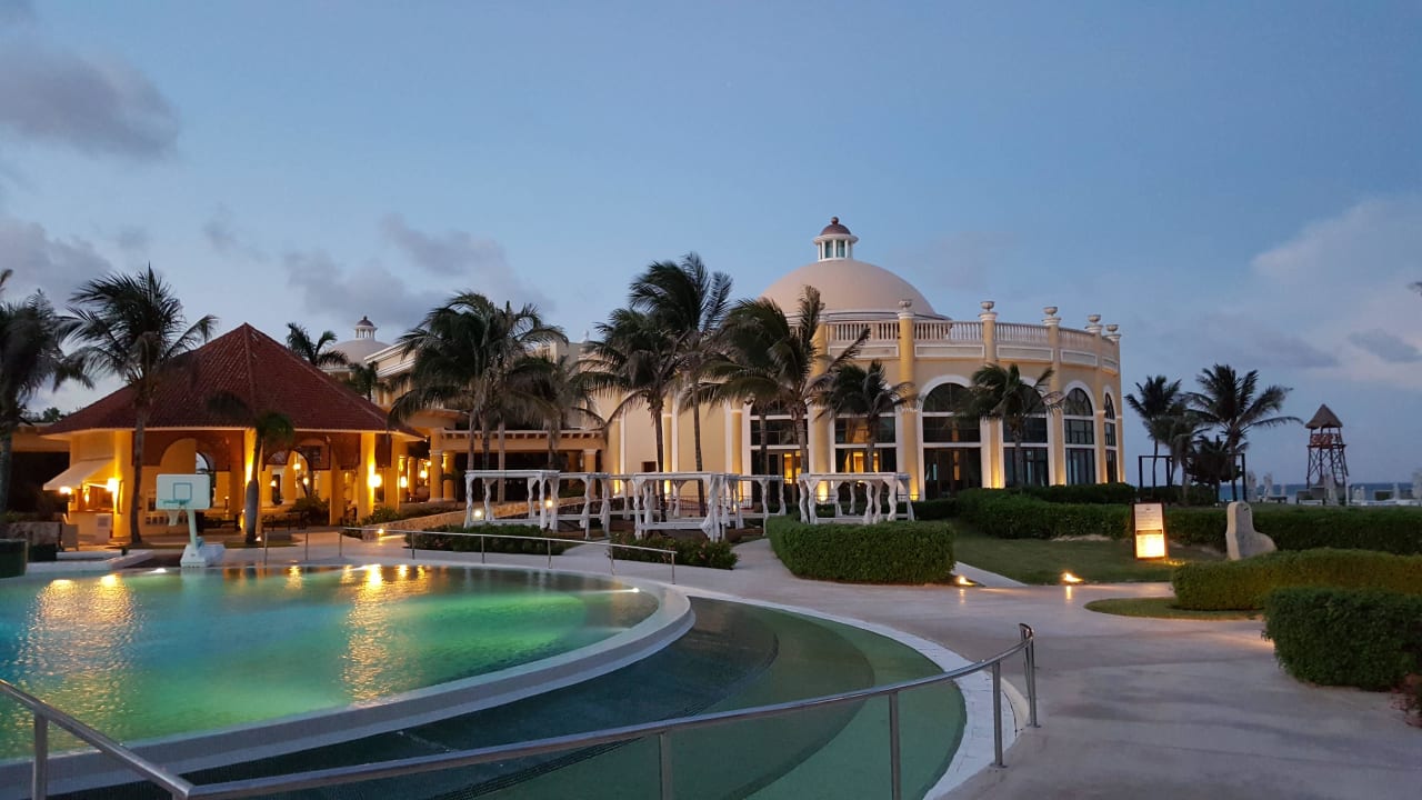 Abendliches Ambiente JOIA Paraiso by Iberostar