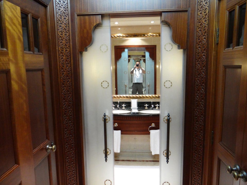 Blick auf das Badezimmer vom Flur aus The Ritz-Carlton, Dubai