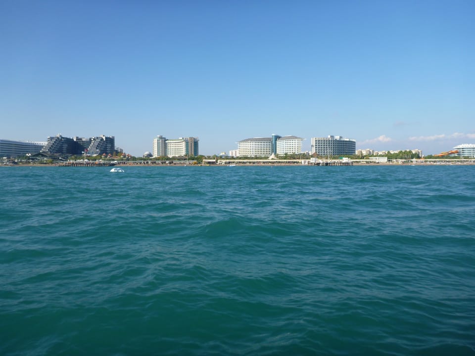 Blick vom Meer auf die Hotelanlage Royal Wings Hotel