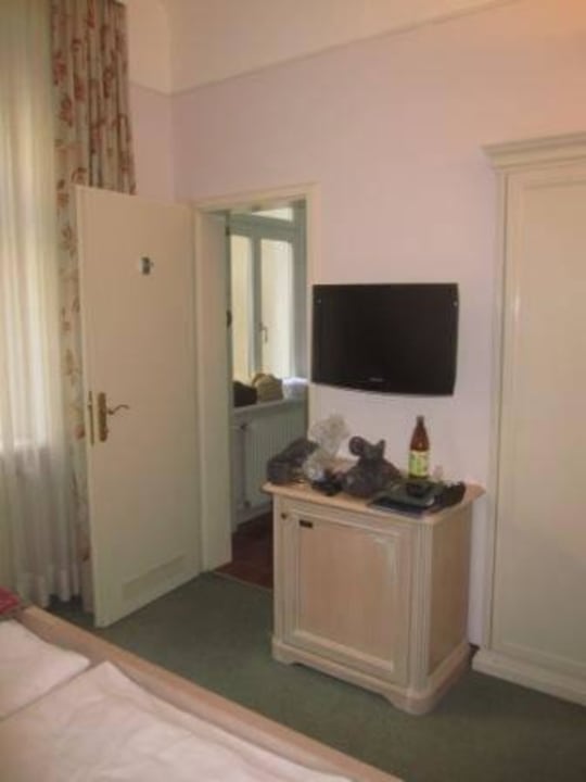 TV und Eingang zum Bad Hotel Erzherzog Rainer