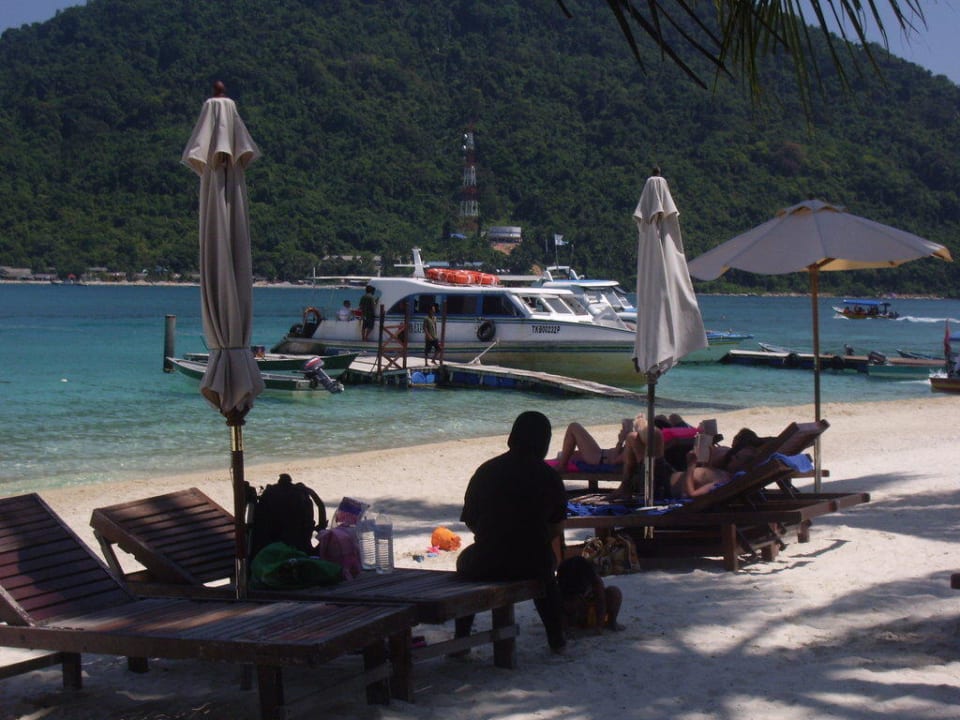 Behelfspier rechts vom Tuna Bay Perhentian Tuna Bay Island Resort