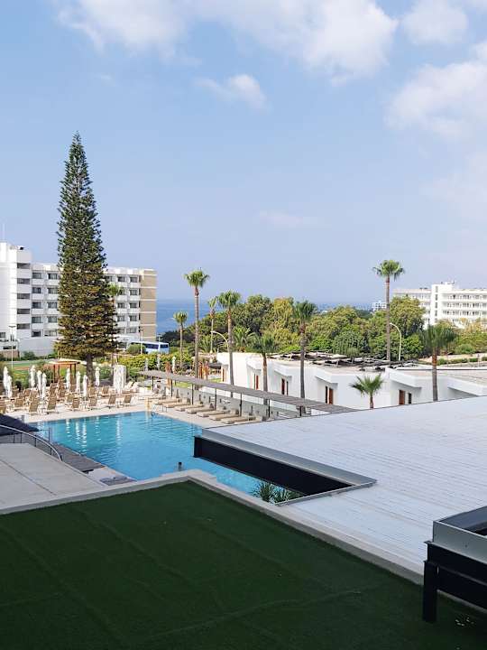 Ausblick Napa Mermaid Hotel & Suites