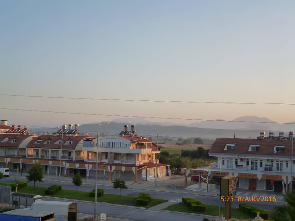 Shoppingmeile vorm Hotel Well Palace Side