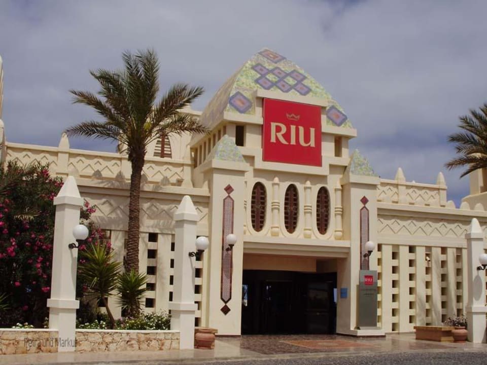 Der Hoteleingang Hotel Riu Karamboa