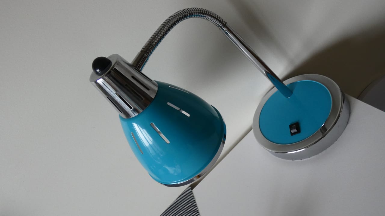 Hübsche Schreibtischlampe Shetland Court Apartments