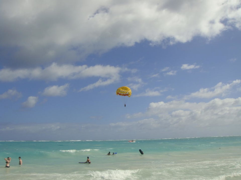 Parasailing am Strand Punta Cana Princess All Suites Resort & Spa