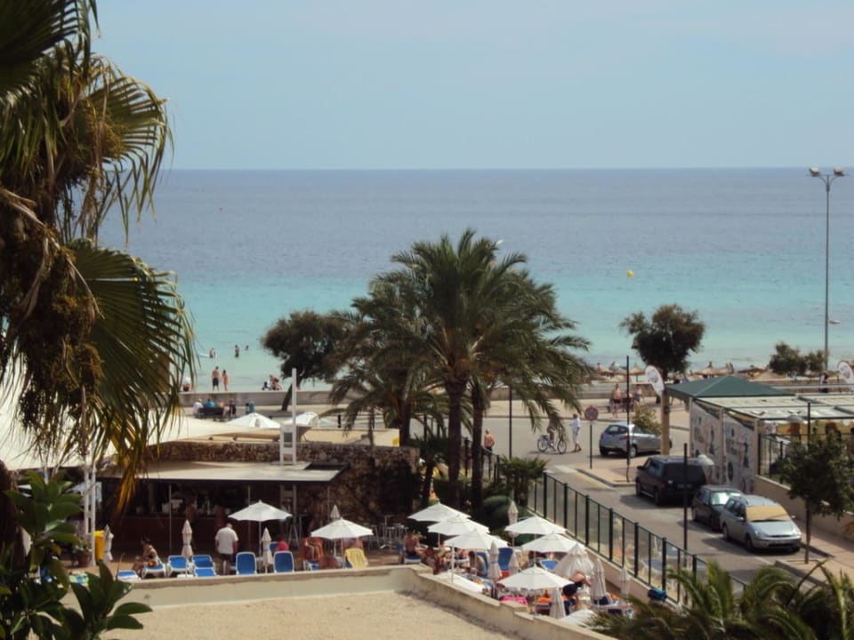 Ausblick vom Balkon zur Poolbar und zum Meer allsun Hotel Sumba
