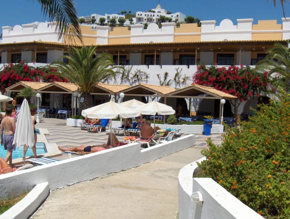 Weg vom Strand zum Pool Lagas Aegean Village