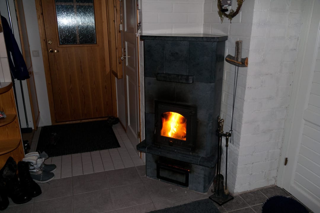 Eingang und Kamin Lapland Hotels SnowVillage