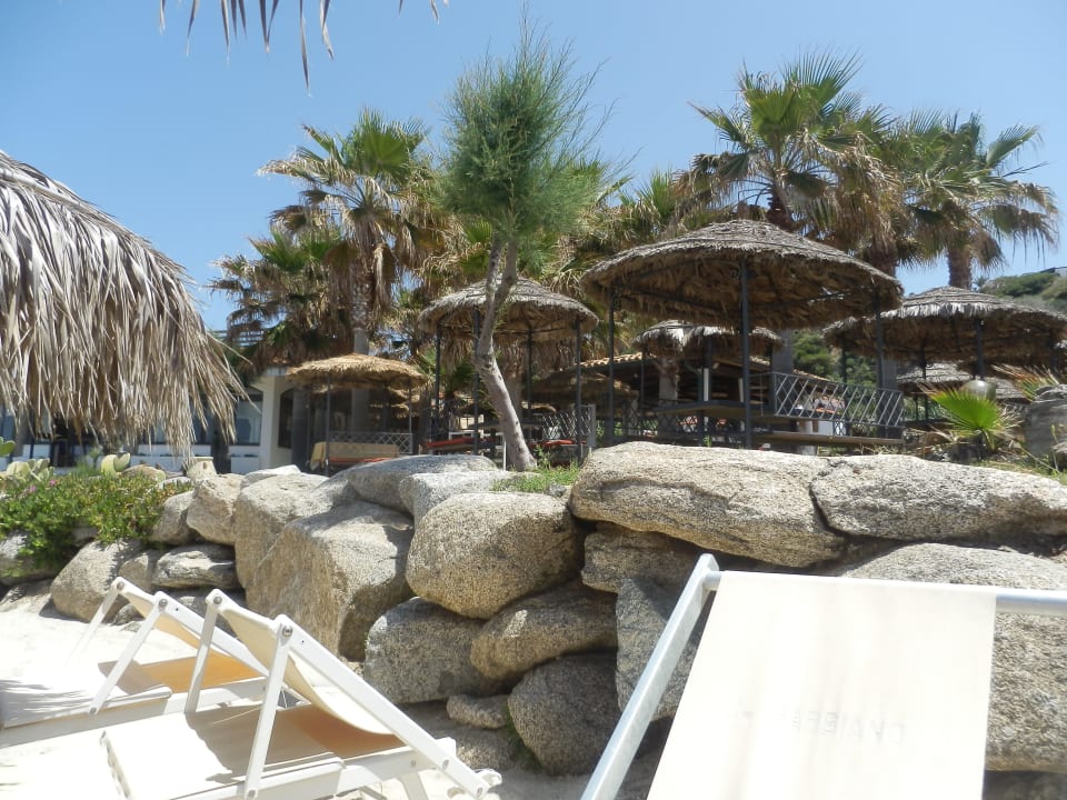 Blick zur Terrasse, an der Mittag gegessen wird. Hotel Villaggio Il Gabbiano