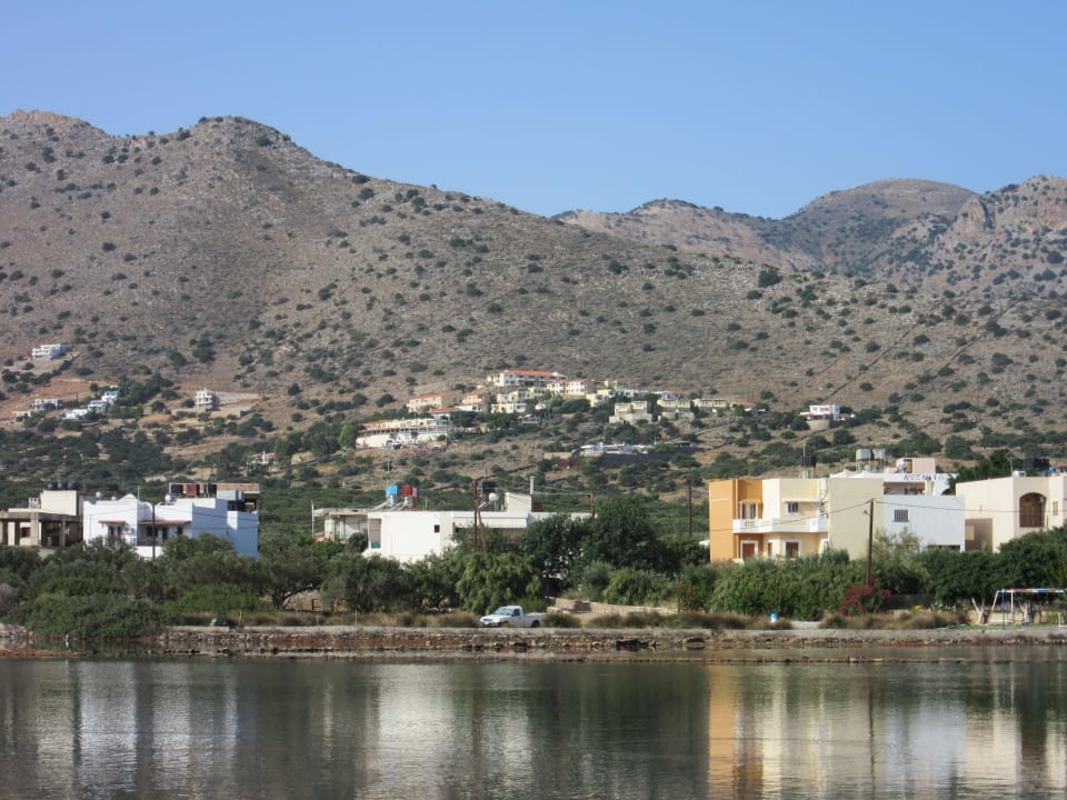 Blick vom Strand auf dei Anlage in halber Höhe Elounda Residence Resort & Waterpark