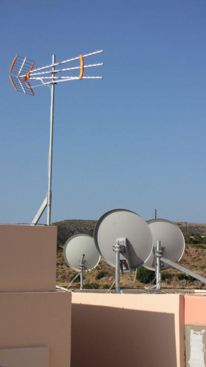 Satelittenschüssel am Dach Hotel Konstantinos Palace