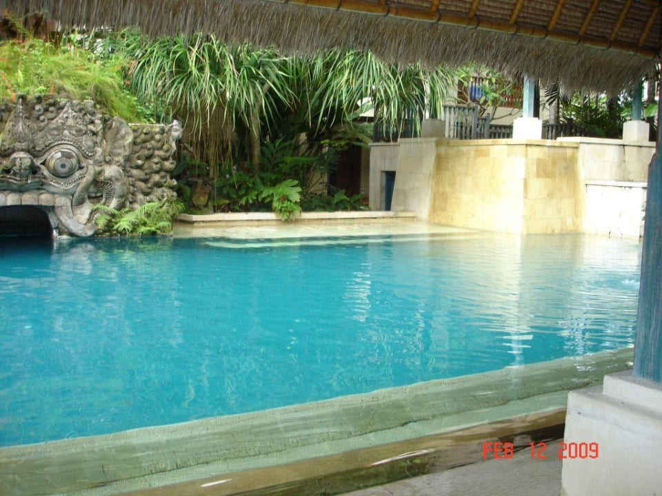 Kleiner Pool neben meinem Zimmer..(Club- Zimmer) Puri Santrian