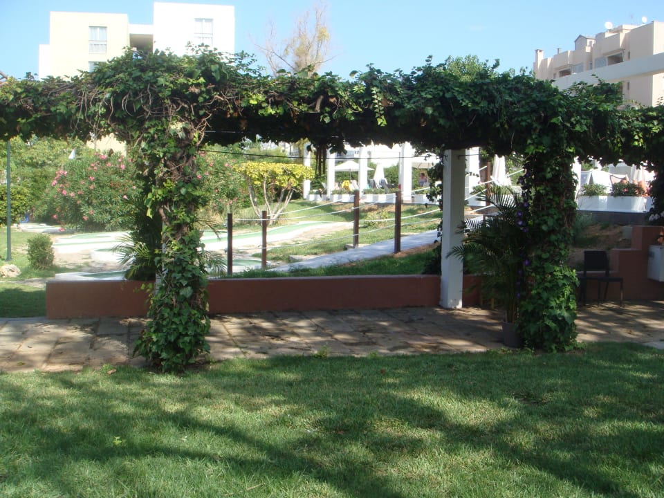 Liegewiese und Massage im Freien möglich BG Hotel Caballero