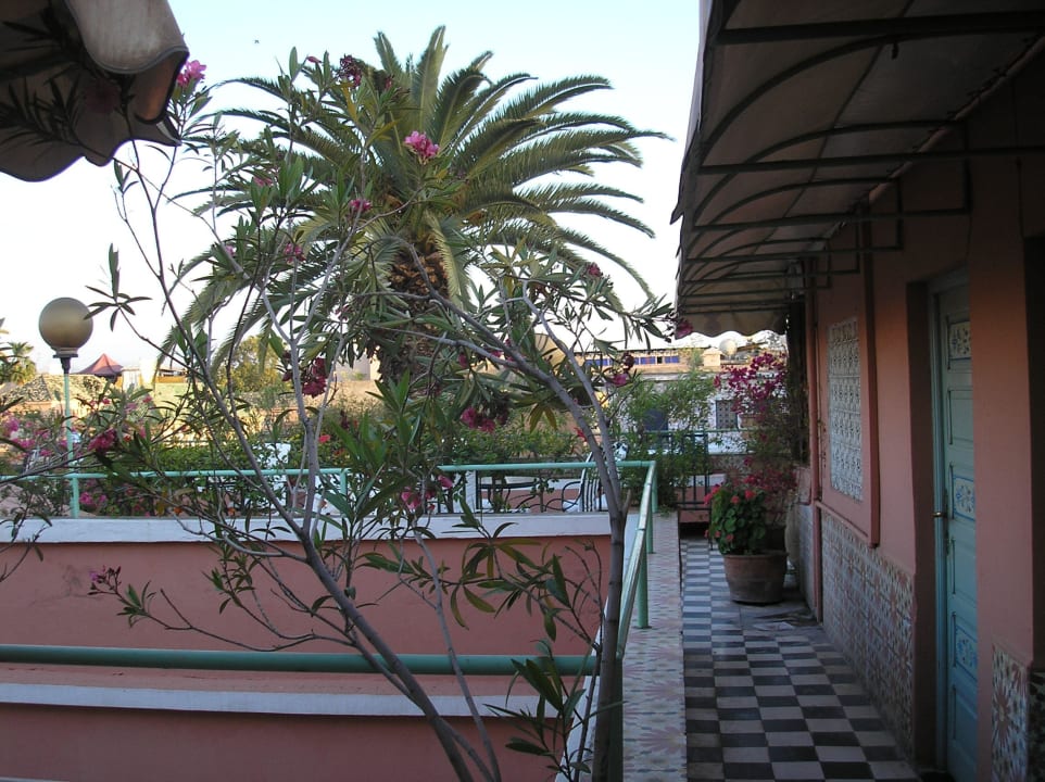 Dachterrasse, rechts Zimmertüren Hotel Le Gallia