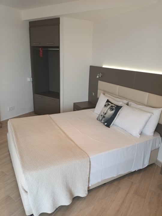 Zimmer Queen's Bay Hotel