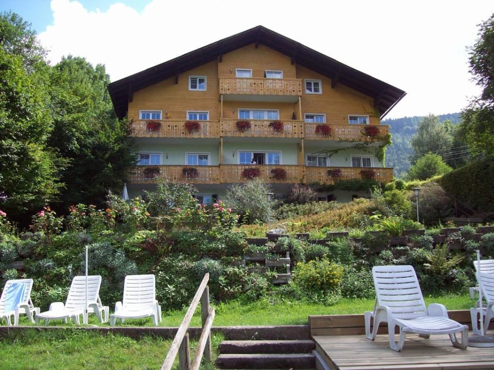 Blick vom See zum Haus Appartementhaus Karantanien