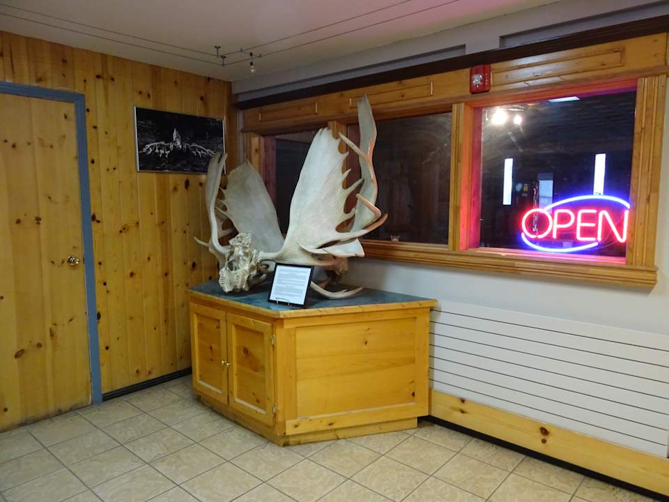 Lobby Hotel Canadas Best Value Inn