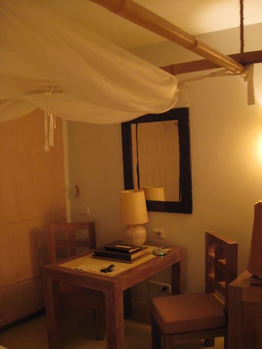 Blick vom Bett auf denTisch Wyndham Hua Hin Pranburi Resort & Villas