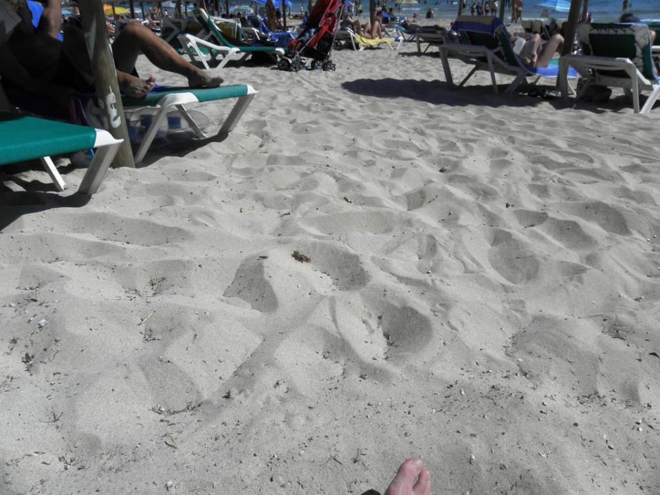 Sand zwischen den Liegen Hipotels Flamenco