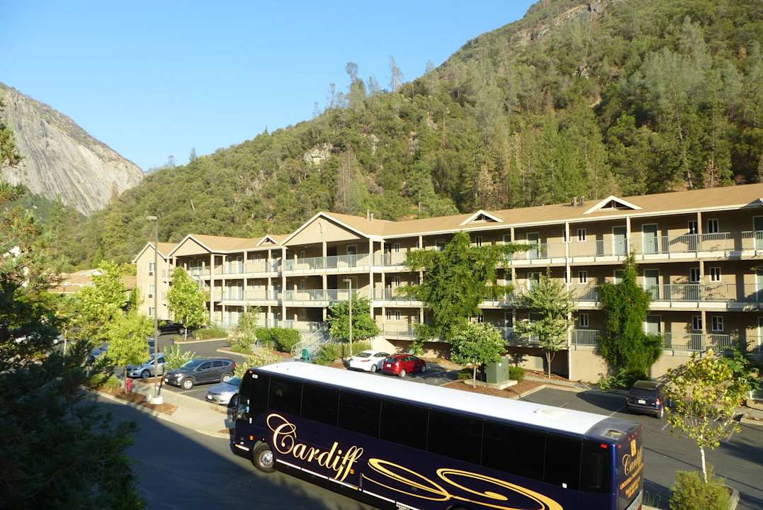 Außenansicht + Parkplatz Hotel Yosemite View Lodge