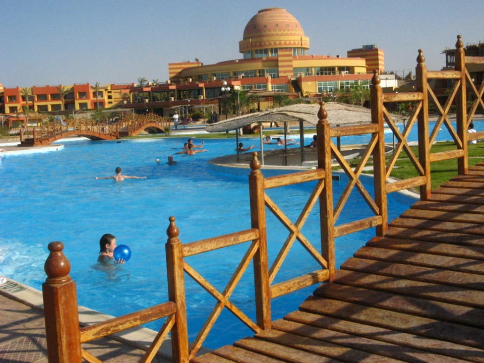 Pool und Hotel Malikia Resort Abu Dabbab
