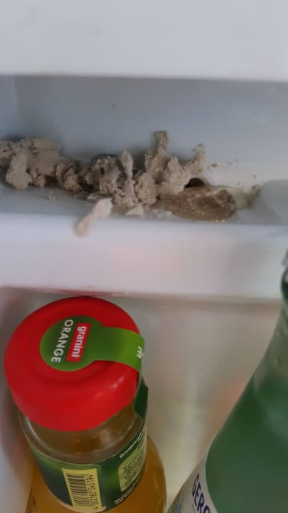 Minibar mit braunem krümmligen Schmutz NH Frankfurt Airport West