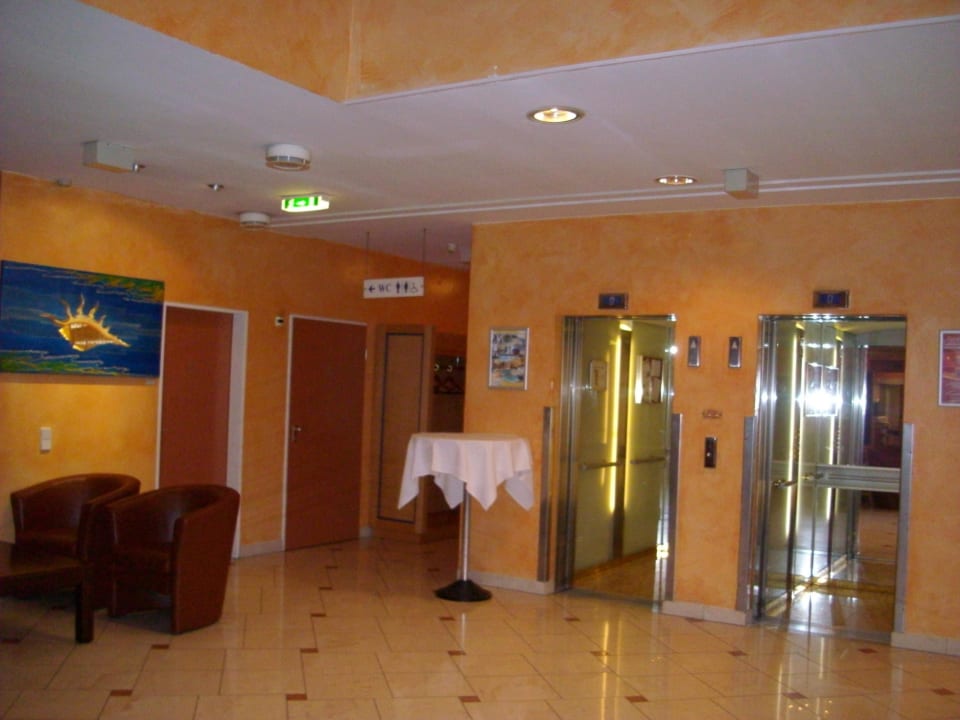 Kl.Aufzüge gegenüber der Rezeption  Fair Resort