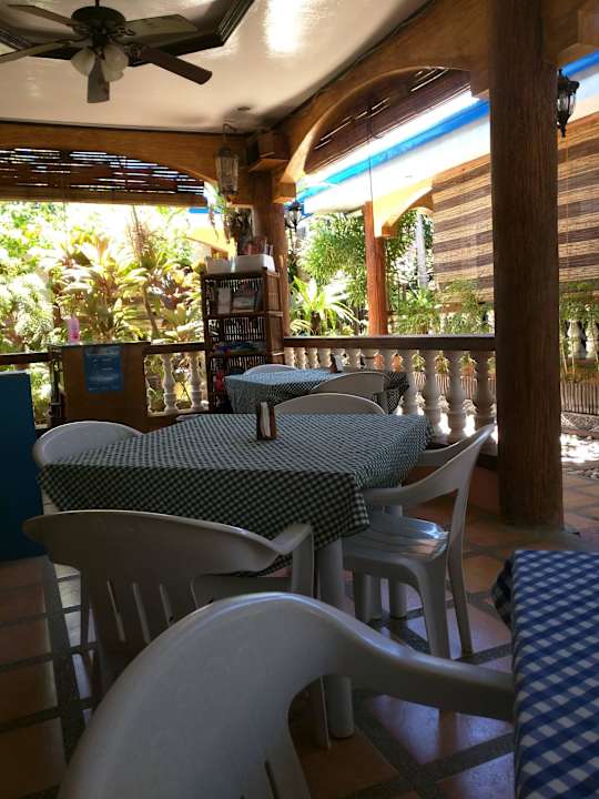 Inforal Dining & Reception Area Hotel Dave's Straw Hat Inn