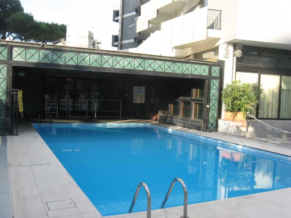 Der Pool des Hotels Hotel Imperiale Rimini