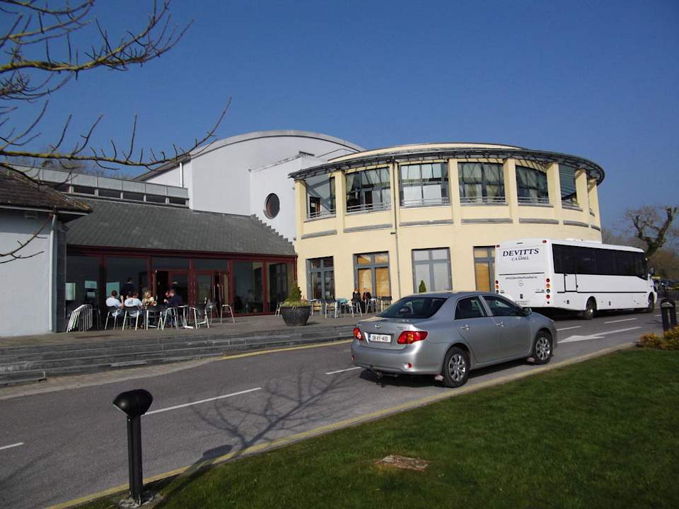 Hauptgebäude (Eingang mit Terrasse)  Hotel Ballyroe Heights