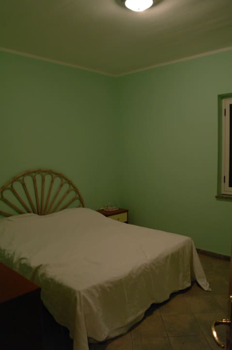 Schlafzimmer mit Doppelbett Villaggio Pineta Petto Bianco