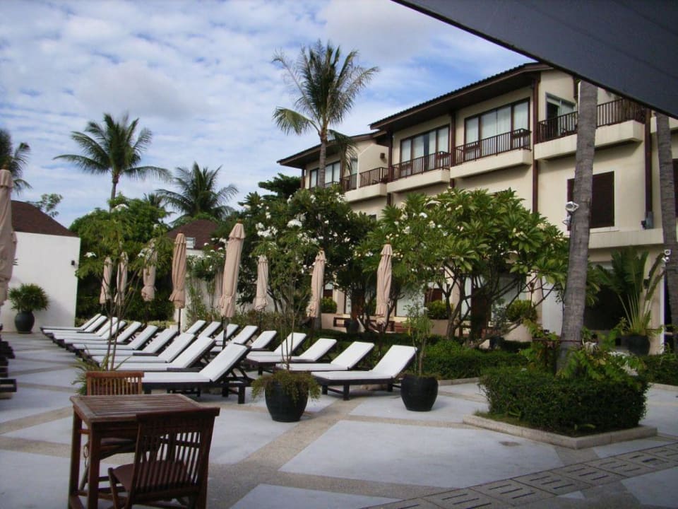 Haupthaus mit Pool-Terrasse Iyara Beach Hotel