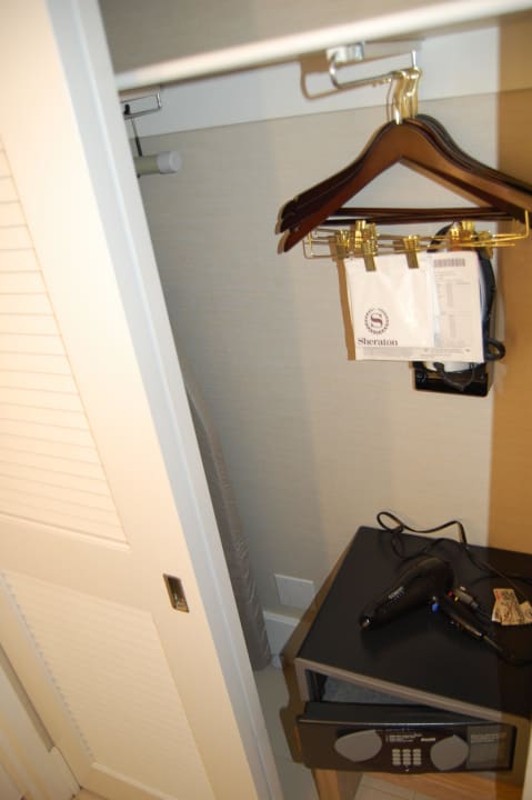 Kleiderschrank und Safe Hotel Riu Plaza Fisherman’s Wharf