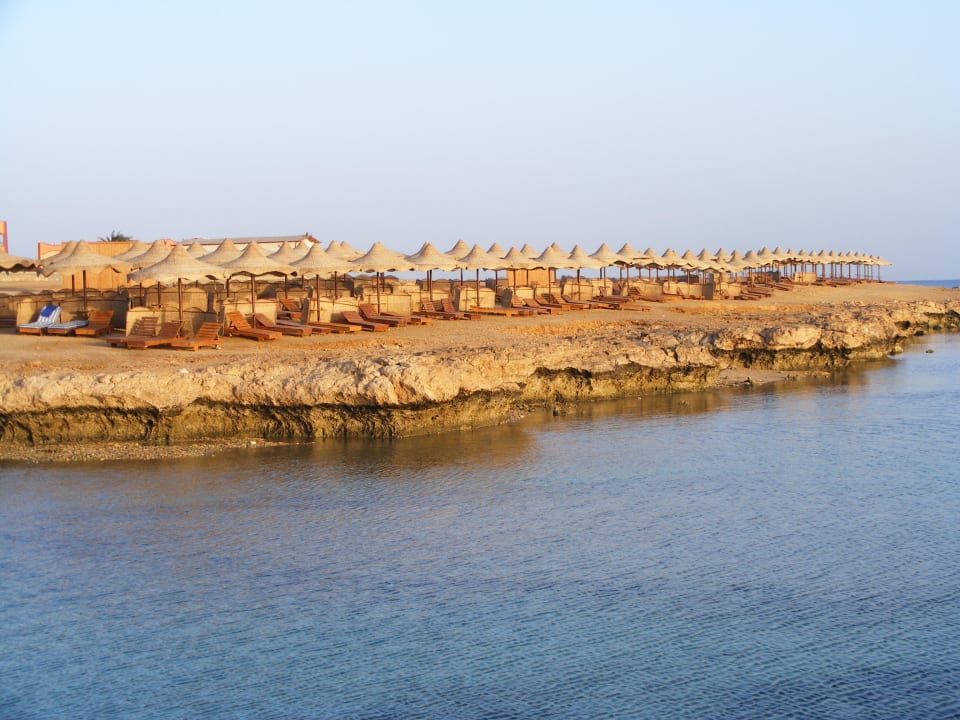 Strandliegen und Sonnenschirme Three Corners Happy Life Beach Resort