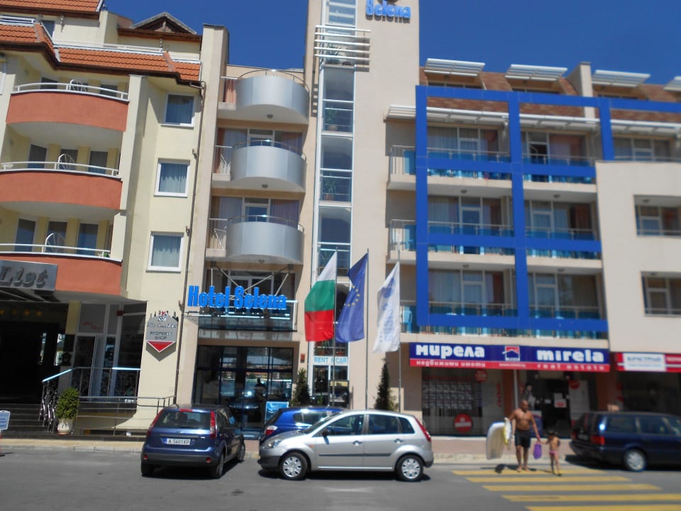 Blick von außen auf das Hotel (mitten in der Stadt Hotel Selena Star