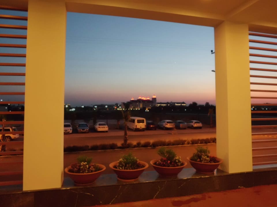 Widok sprzed wyjścia hotelowego Linda Sunny Beach Hotel & Spa